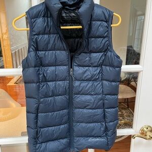 Ladies Eddie Bauer puffer vest
Excellent condition navy blue exterior